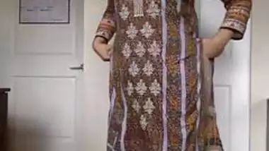 380px x 214px - Desi Girl Stripping Her Salwar Kameez To Nude And Teasing Us porn video