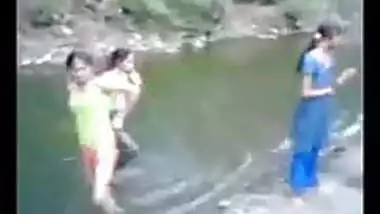 380px x 214px - Indian Girl In River With Theri Bfs porn video