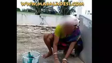 Aunty Whach Clothes Village Porn - Desi Aunty Washing Clothes And Flashing Pussy In Saree porn video