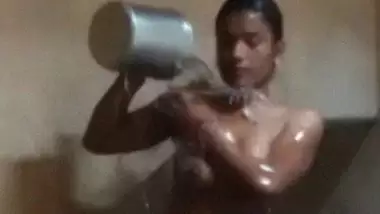 Nude desi nari bathing video leaked online