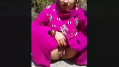 Desi Randy Outdoor showing pussy