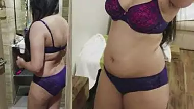 Hot Mallu Bhabi Rati Grooming Her Hair Walking Around porn video