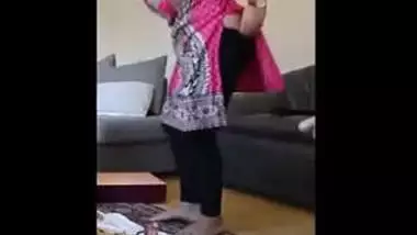 neighbour sexy aunty pany getting down from butt