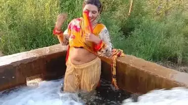 Gujarati Girl Bathing - Punjabi Sexy Wife Outdoor Bath porn video