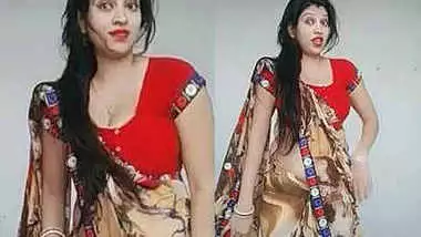 Hot Sexy Aunty Cleavage and Tummy Show
