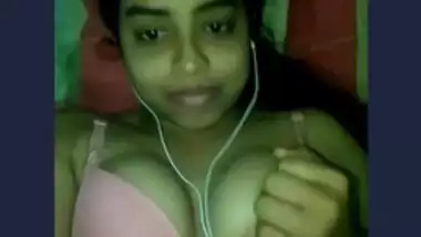 Desi cute girl show her big boob