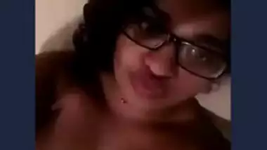 Desi big boob bhabi fingering pussy