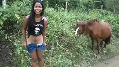Desi Chudai Horse Video - Xxx Female Stops By Horses To Touch Desi Animals And Pee In Sex Video porn  video