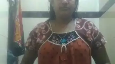 XXX aunty takes her cherry and boobs to light in amateur Indian video
