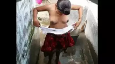 Hot young girl bathing video secretly filmed 1