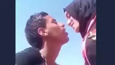 Arab Outdoor - Arab Lovers Kissing Outdoor porn video