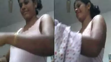Sexsari - Woman Accidentally Exposes Her Xxx Titties Changing The Sex Sari porn video