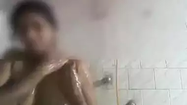 Amateur Desi aunty nicely oils up and rubs own natural XXX breasts
