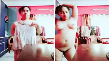 Webcam video of good-looking Desi girl oiling wonderful body