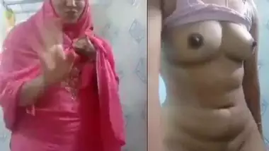 Unsatisfied Horny Muslim Girl Striptease Selfie porn video