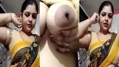 Sexy Desi XXX mom showing her big boobs and wet pussy on cam