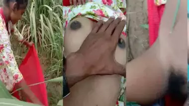 Village Desi XXX girl fucking outdoors on camera MMS