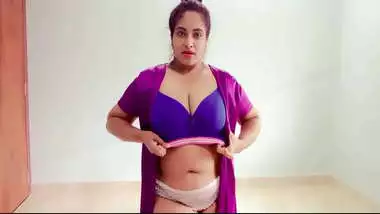 desi indian bhabhi choot me ungli karte huye